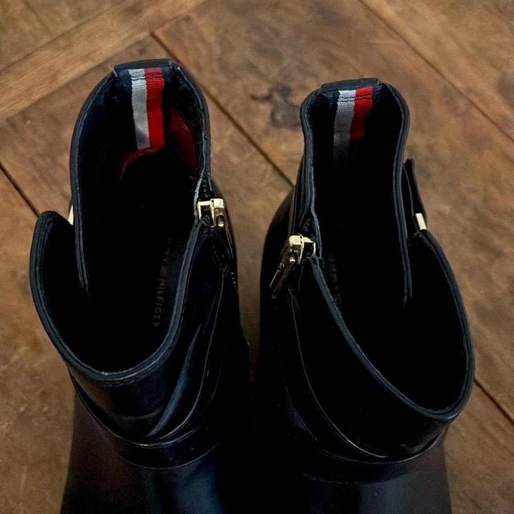 Tommy Hilfiger Black Ankle zipper boots 7M with Gold Emblem - Picture 7 of 16